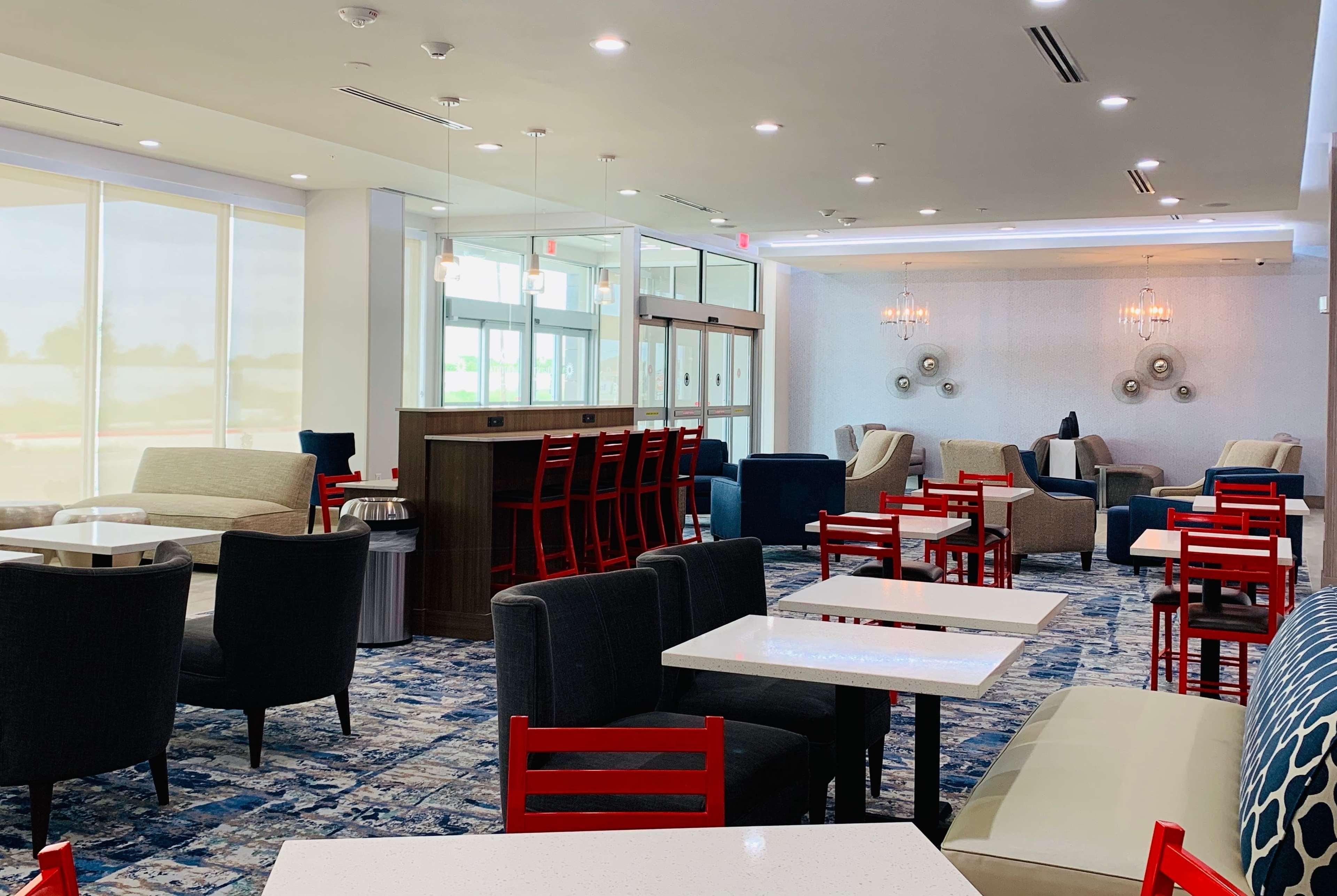 La Quinta Inn & Suites By Wyndham - Red Oak Tx Ih-35E Екстериор снимка