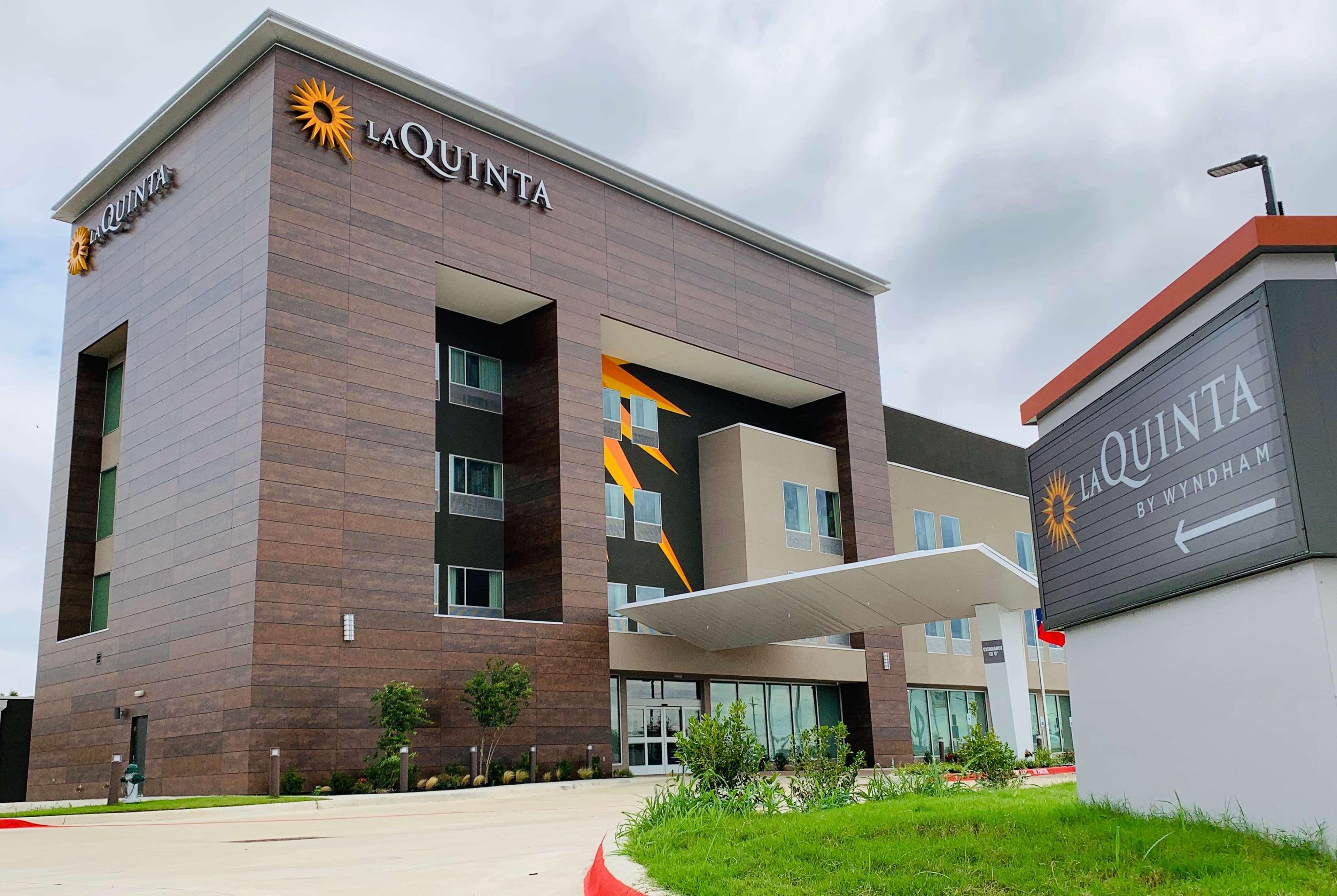 La Quinta Inn & Suites By Wyndham - Red Oak Tx Ih-35E Екстериор снимка