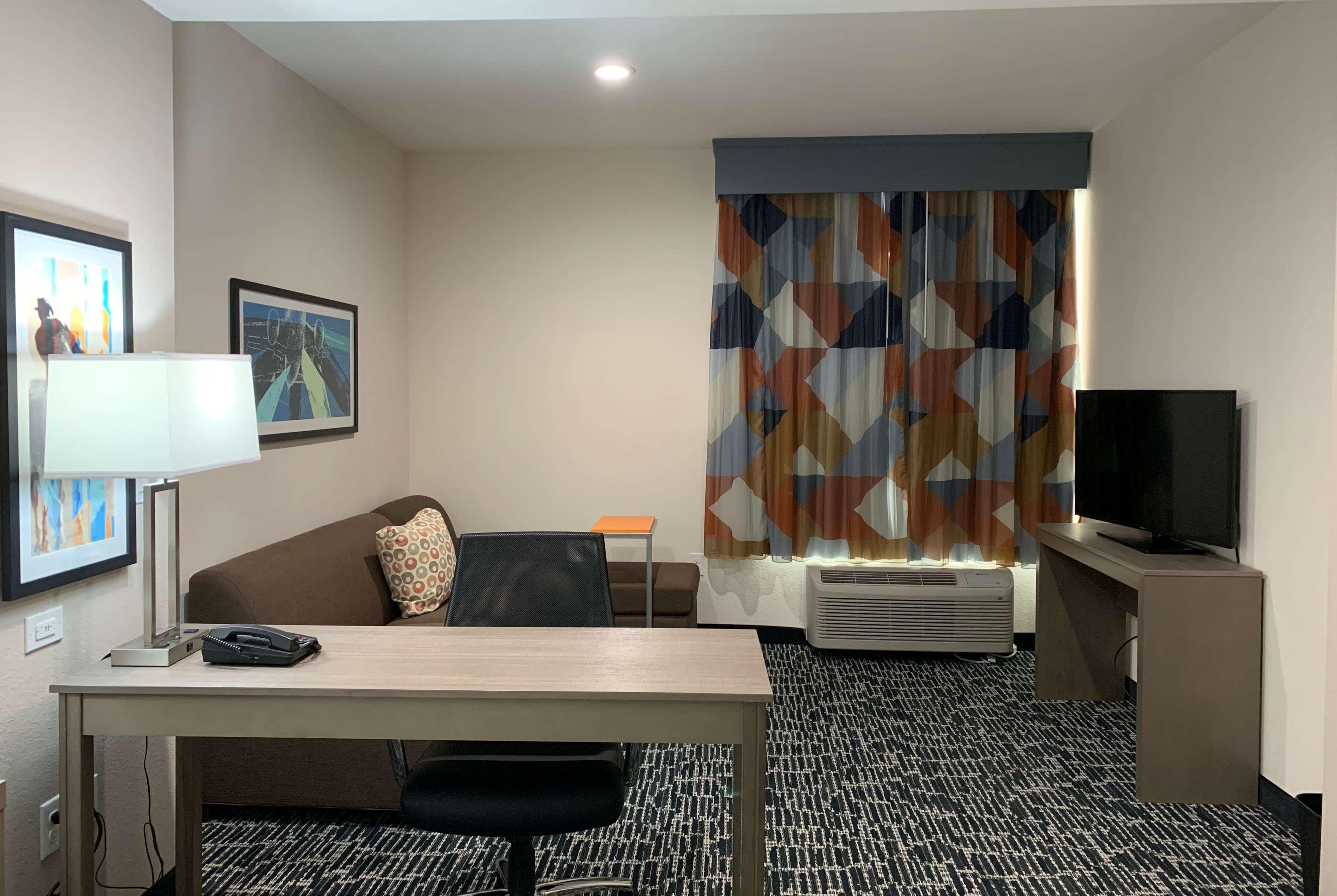La Quinta Inn & Suites By Wyndham - Red Oak Tx Ih-35E Екстериор снимка