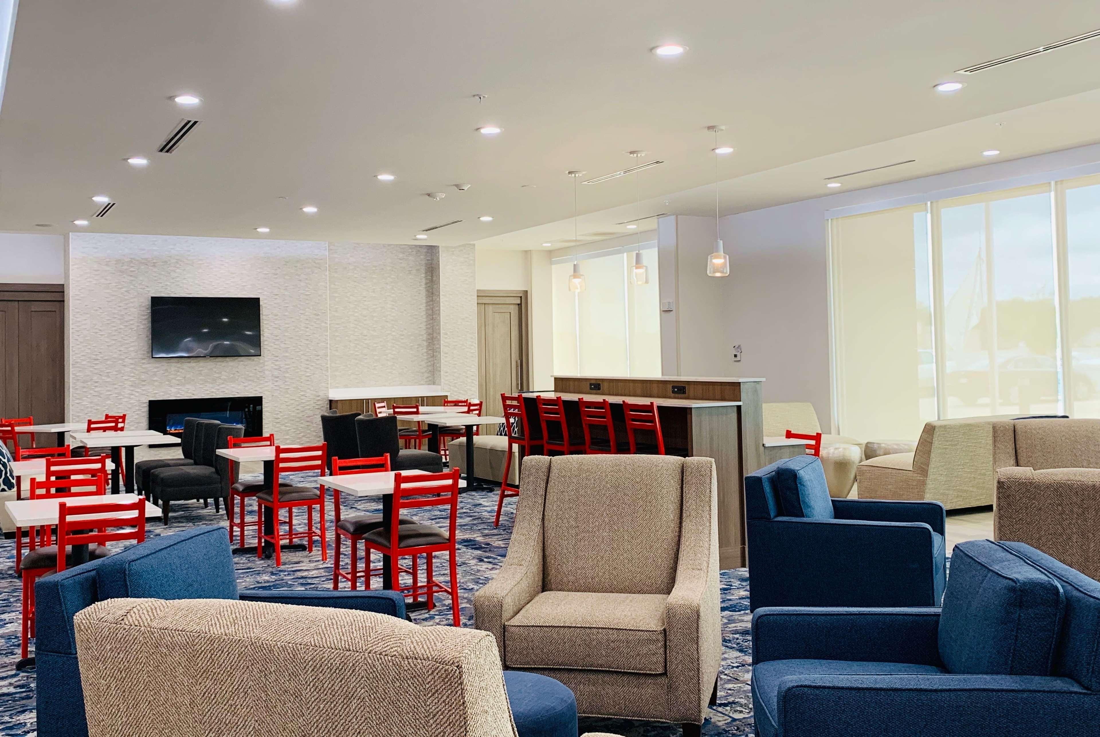La Quinta Inn & Suites By Wyndham - Red Oak Tx Ih-35E Екстериор снимка