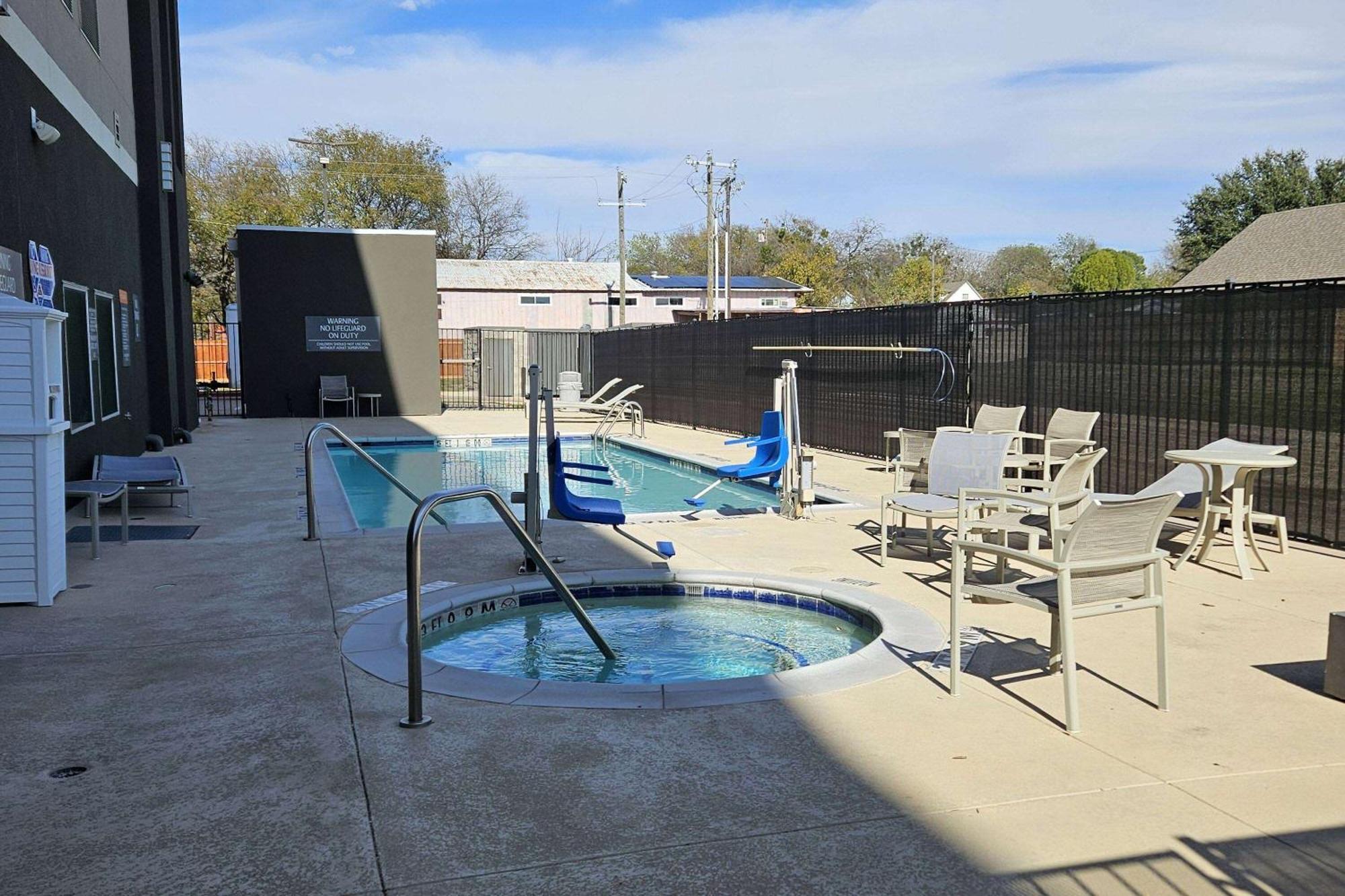 La Quinta Inn & Suites By Wyndham - Red Oak Tx Ih-35E Екстериор снимка