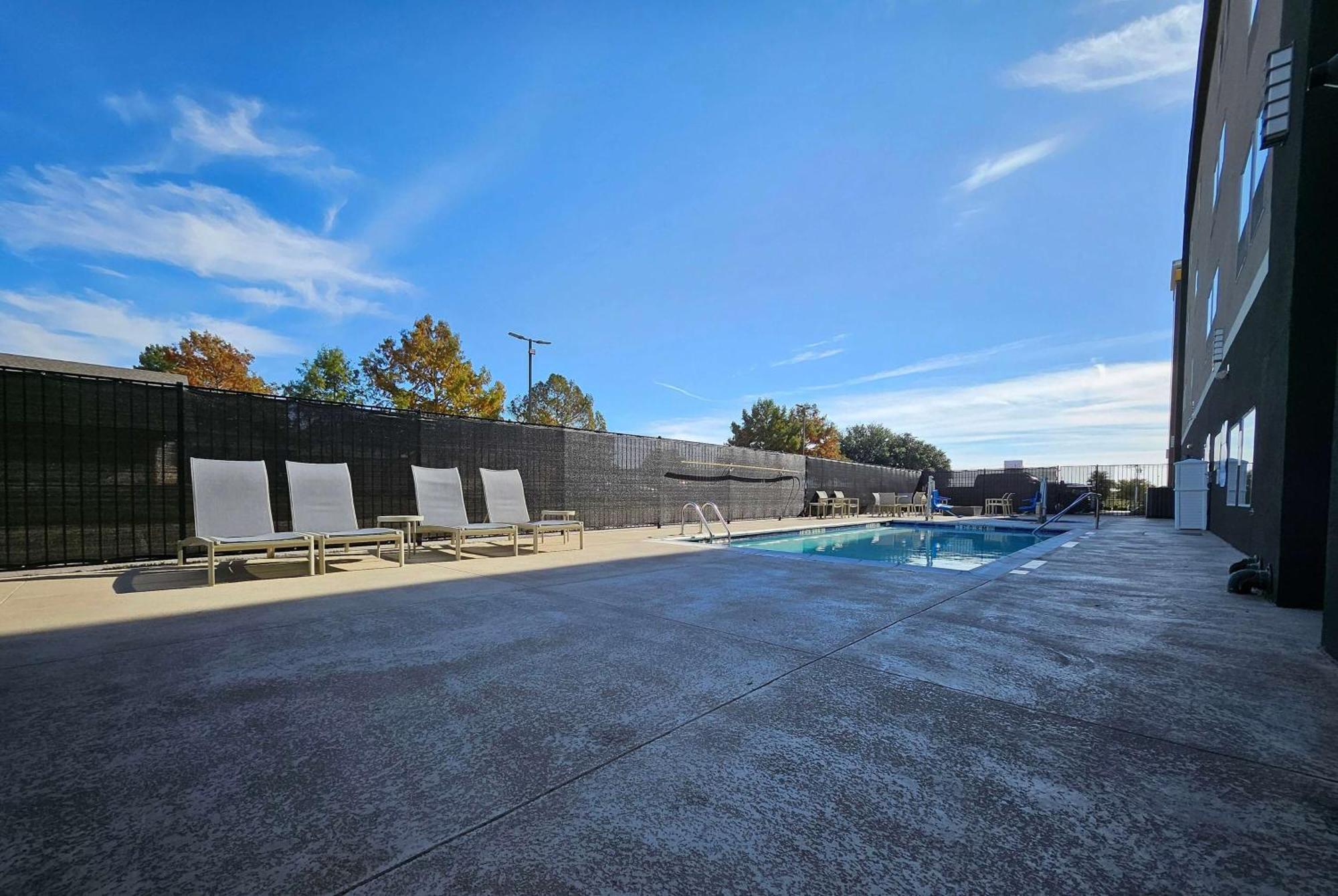 La Quinta Inn & Suites By Wyndham - Red Oak Tx Ih-35E Екстериор снимка