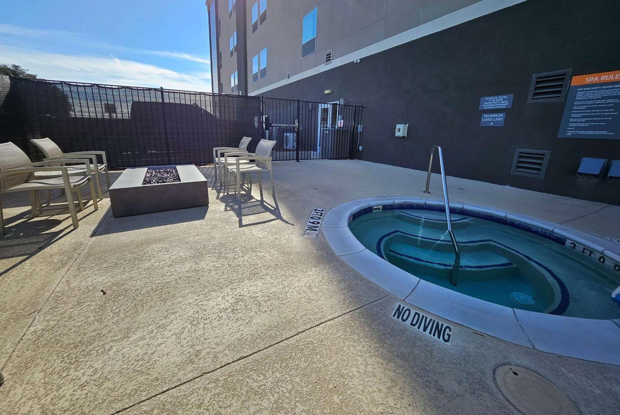 La Quinta Inn & Suites By Wyndham - Red Oak Tx Ih-35E Екстериор снимка