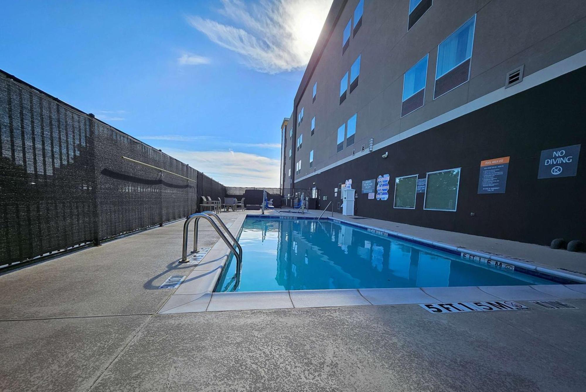 La Quinta Inn & Suites By Wyndham - Red Oak Tx Ih-35E Екстериор снимка